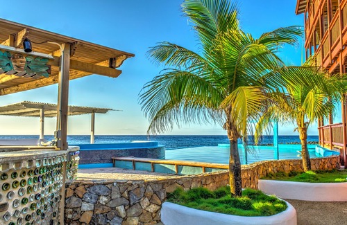 Antoneys Cay House | Ocean Front Family Suite