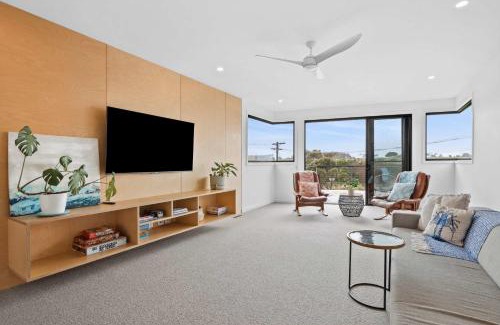 Jan Juc House | Ocean Golf Course and Parkland Views 250m to Sand