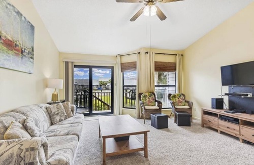East End Condo | Ocean Mile L-7 is a splendid 1 bedroom / 1 bath townhome with beautiful views.