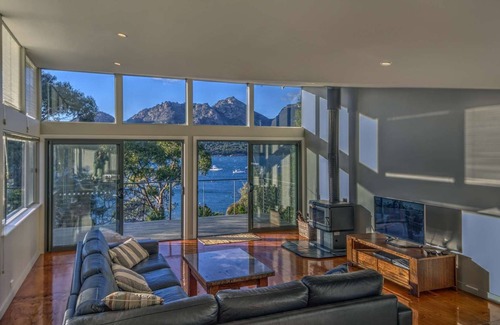 Coles Bay House | Ocean & Mountain Views. Sundeck. Fireplace. Free wifi. 5 min walk to beach.