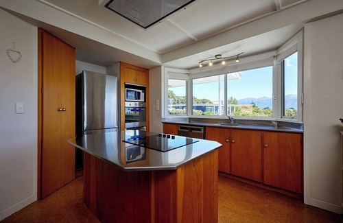 Kaikoura House | Ocean & Mountain Views | Spacious Home - KK24113
