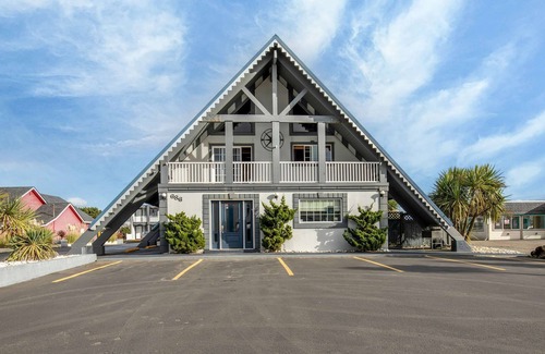 Ocean Shores Hotel | Ocean Song - Queen Studio Room at Wanderlust Inn, Pet Friendly