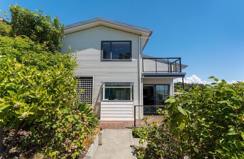 Atawhai House | Ocean Spa Vista - Gorgeous Ocean Views & Deck-top Spa!