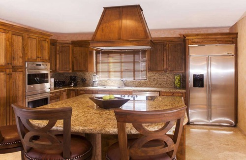 Colonia El Progreso Condo | Ocean View 1 Bedroom Condo Cabo San Lucas, multiple restaurants, spa and gym