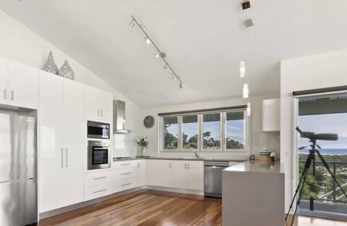 Lakes Entrance House | Ocean view 180 degree stunning home 2 min walk from beach and golf course