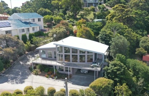 Lakes Entrance House | Ocean view 180 degree stunning home 2 min walk from beach and golf course