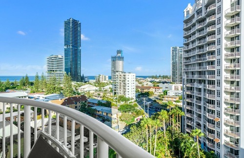 Broadbeach Apartment | Ocean View 2-Bed with Pools, Spa, Sauna, Gym & BBQ
