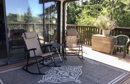 Sidney Apartment | Ocean view 2 bedroom suite 1 km from ferries 11 mins from International Airport