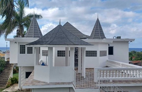 Greenwood Villa | Ocean View 2BR Palm Villa 2nd Floor