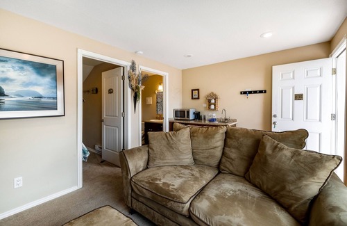 Depoe Bay Cabin | Ocean-view cabin with deck & beach access - dog-friendly