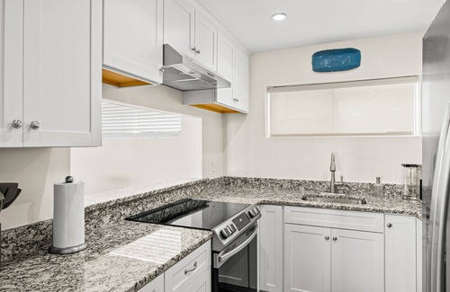 East Mesa Condo | Ocean-view condo in Santa Barbara steps to beach with pool & balcony