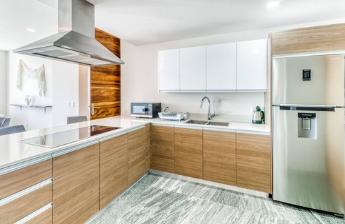 Zona Hotelera Apartment | Ocean view condo w/luxury pool access, central AC, WiFi & shared rooftop/dock