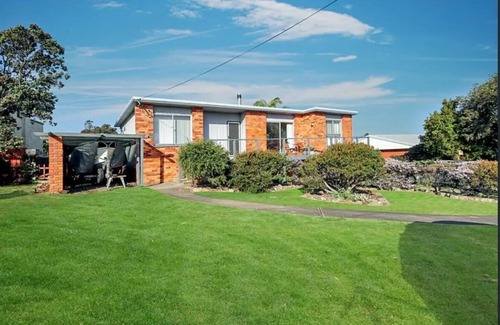 Dalmeny House | Ocean view cottage 5 minute walk from beach!