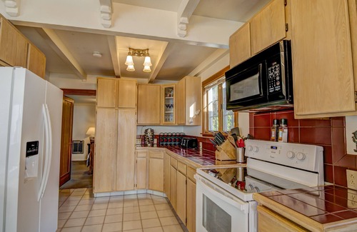 Oceanside House | OCEAN VIEW FROM EVERY ROOM! ONE MINUTE WALK TO THE BEACH!