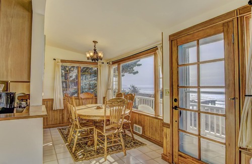 Oceanside House | OCEAN VIEW FROM EVERY ROOM! ONE MINUTE WALK TO THE BEACH!