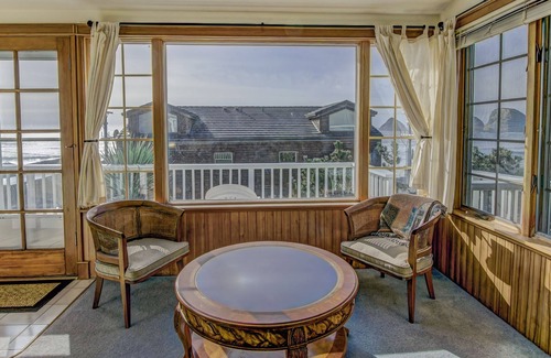 Oceanside House | OCEAN VIEW FROM EVERY ROOM! ONE MINUTE WALK TO THE BEACH!