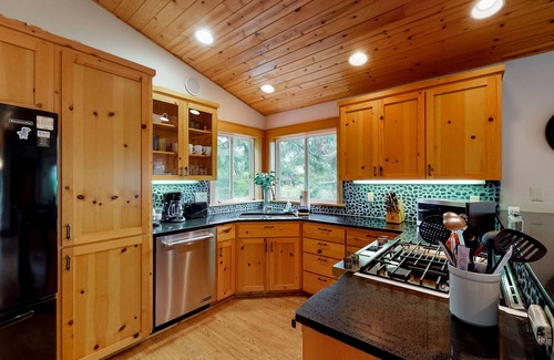Neahkahnie Beach House | Ocean view home with beach access, washer/dryer, deck, fireplace - two dogs OK