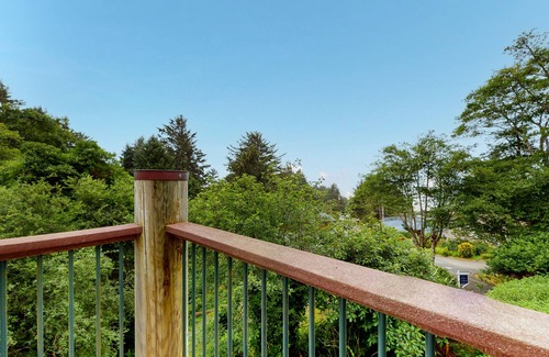 Neahkahnie Beach House | Ocean view home with beach access, washer/dryer, deck, fireplace - two dogs OK