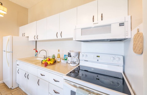 Western Honolulu Condo | Ocean View Oasis with Free Parking: A Waikiki Gem!
