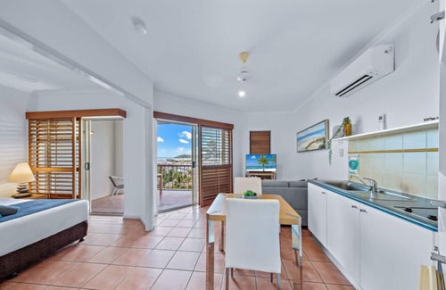 Airlie Beach Apartment | ★ Ocean View over Port of Airlie★ WiFi ★ Pool ★