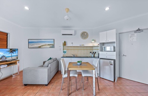 Airlie Beach Apartment | ★ Ocean View over Port of Airlie★ WiFi ★ Pool ★