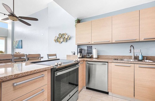 Herreras Condo | Ocean View Penthouse with pool, beachfront complex