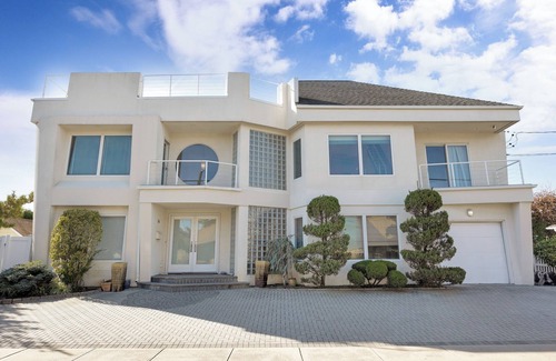 Lido Beach Villa | Ocean view Spacious 5-bedroom villa with heated pool jacuzzi & private beach