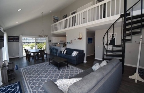 Eastward Look House | Ocean View! Walk to Beach! Air Conditioning! 3 King & 3 Queen Beds!