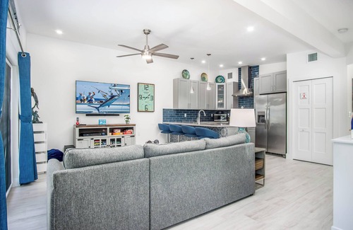Marathon Villa | Ocean View waterfront Villa, relaxing Tiki, dock,10 min walk to to the beach.