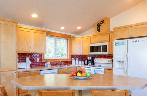 Neahkahnie Beach House | Ocean Views and close to beach! Large home with wrap around deck, 4 bedrooms and dog friendly.