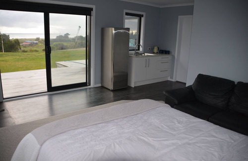 Hokitika Apartment | Ocean Views and Sunsets, a Spacious Studio Apartment