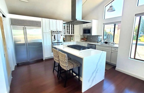 Boulevard Bluffs House | Ocean Views +EZ Ferry to San Juan Islands