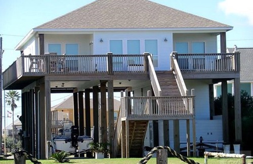 Crystal Beach House | Ocean views from 2 decks, steps away from the beach, kid friendly, wifi