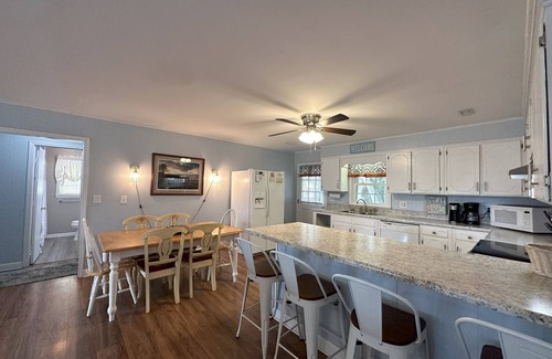 Edisto Island House | Ocean Views; Large Screened Porch & Sun Deck; Across from Beach Access; Cable TV & Wifi