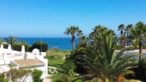 Albufeira Apartment | Ocean Vista Retreat with Beach & Pool Access by Drago Rentals