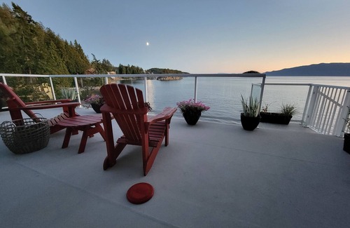 Garden Bay House | Ocean Waterfront Winter Escape