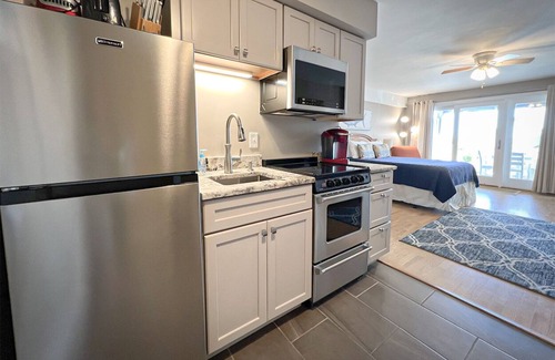 South End House | Oceanfront 1br studio apartment w/ocean views and direct beach access.