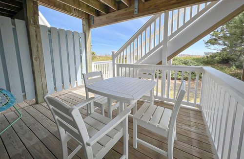 South End House | Oceanfront 1br studio apartment w/ocean views and direct beach access.