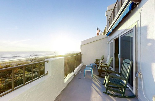 Pine Knoll Shores Condo | Oceanfront, 2nd-Floor Condo with Great Ocean View, Balcony, WiFi & Shared Pool