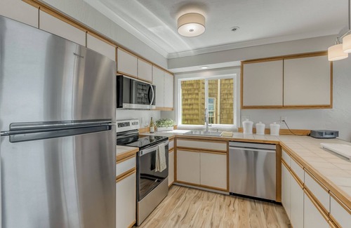 Seaside Condo | Oceanfront 2rd floor Balcony 2 blocks to Turnaround-Work Remotely