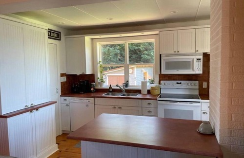 Canoe Cove House | Oceanfront 3-bedroom with beach and hot tub