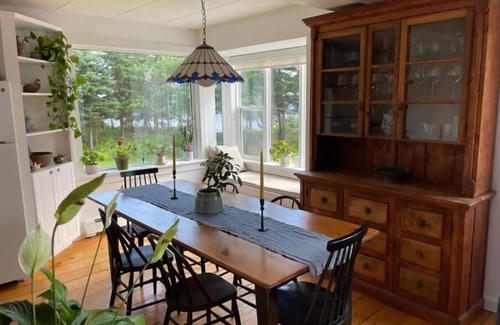 Canoe Cove House | Oceanfront 3-bedroom with beach and hot tub