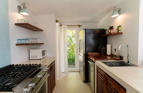 Placencia House | Oceanfront 4 Bedroom Bungalow with Pool and Staff-Belize Gold Standard Approved