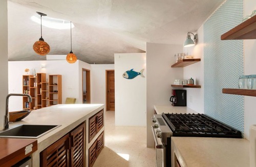 Placencia House | Oceanfront 4 Bedroom Bungalow with Pool and Staff-Belize Gold Standard Approved