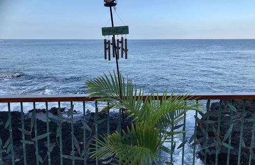 Kahaluu Bay House | Oceanfront, 5 STAR, Home 3 BR/3 BA, wonderful lanai and Jacuzzi -Sleeps 8