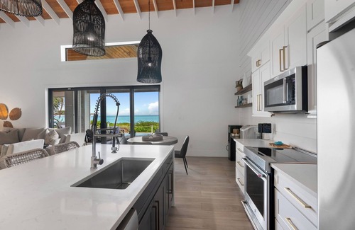 Jimmy Hill House | Oceanfront 5BR Luxury Villa with Heated Infinity Pool Hammocks and Ocean Bar
