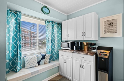 North Carolina Coast Condo | OCEANFRONT BALCONY CONDO W/POOL & HIGH-SPEED WI-FI - PERFECT FOR COUPLES
