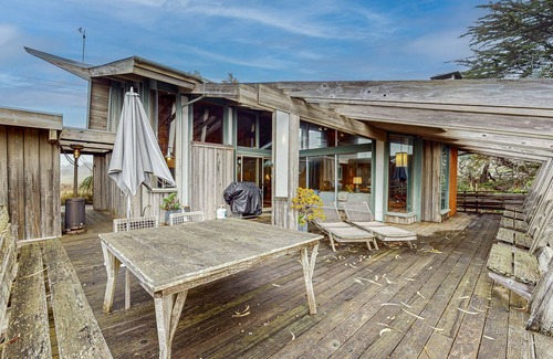 Elk House | Oceanfront Blufftop Home with Incredible Deck & Water Views - Close to Beaches