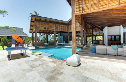 Placencia House | Oceanfront Bungalow with King Bed, Lofted Twins & Outdoor Soaking Tub