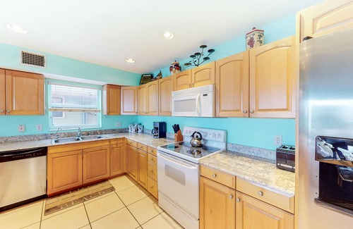 Indian Rocks Beach Condo | Oceanfront condo with WiFi, pool & views - walk to dining & attractions
